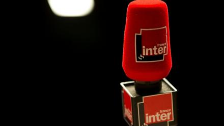 Deux syndicats du groupe public Radio France ont protesté contre l'arrivée prochaine du nouveau directeur adjoint de la rédaction du magazine Valeurs actuelles, Charles Sapin, comme éditorialiste politique le dimanche sur France Inter