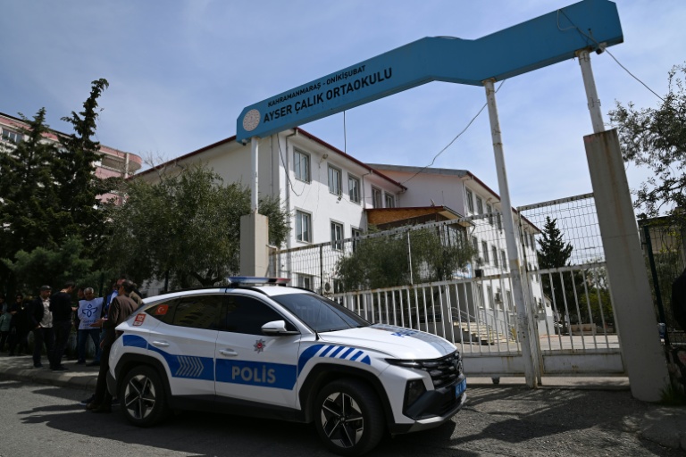 Un véhicule de police stationné devant une école, avant les funérailles des neuf victimes tuées lors d'une fusillade dans un établissement scolaire, le 16 avril 2026 à Kahramanmaraş, dans le sud de la Turquie