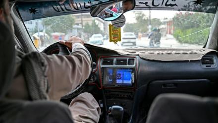 Un autoradio dans un taxi à Kaboul, le 14 septembre 2026 en Afghanistan
