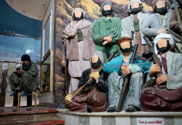 Un visiteur s'assoit près de statuettes représentant des moudjahidine sans visage au "musée du Jihad" dans la province d'Herat, en Afghanistan, le 6 janvier 2026