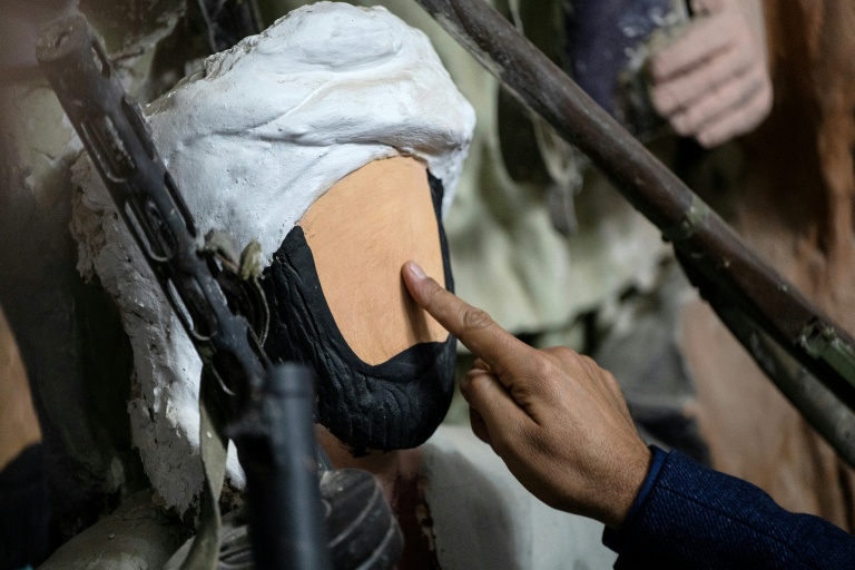 Une figurine de moudjahidine sans visage au 