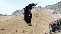 Un Afghan exécute un salto à l'arrière d'un véhicule sur la montagne Reg-e-Rawan dans la région de Sayad, le 24 avril 2026, en Afghanistan