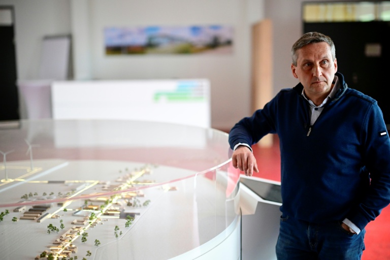 Michael Knape, maire sortant de Feldheim, dans l'est de l'Allemagne, pose le 25 mars 2026 à Feldheim 