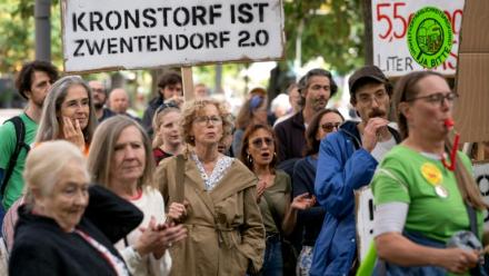 Manifestation contre la construction d'un nouveau centre de données de Google dans la commune de Kronstorf, le 11 septembre 2026 à Linz, en Autriche
