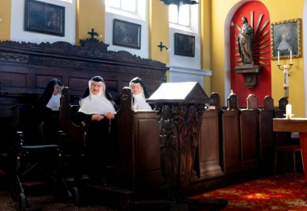 Les soeurs Rita (D), 81 ans, Regina (G), 86 ans, et Bernadette (C), 88 ans, lors d'une messe célébrée le 20 septembre 2025 dans la chapelle du château de Goldenstein, à Elsbethen, près de Salzbourg en Autriche