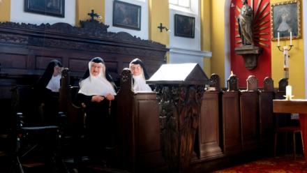 Les soeurs Rita (D), 81 ans, Regina (G), 86 ans, et Bernadette (C), 88 ans, lors d'une messe célébrée le 20 septembre 2025 dans la chapelle du château de Goldenstein, à Elsbethen, près de Salzbourg en Autriche