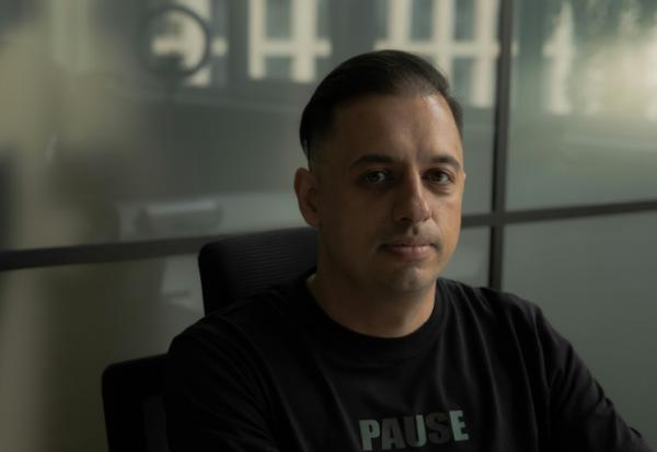 Le cybermilitant bulgare Petko Petkov à Kiev, le 30 mai 2025 en Ukraine