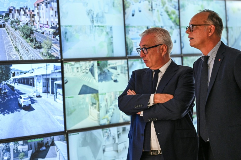 Édouard Philippe, maire du Havre et candidat du parti de droite Horizons à l'élection présidentielle et Christophe Rivenq, maire d'Alès (à gauche), observent les écrans de vidéosurveillance de la police municipale lors d'une visite à Alès, le 7 septembre 2026