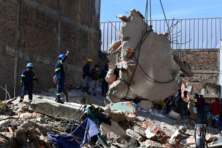 Des secouristes déblaient les décombres à Pereira, en Colombie, le 11 août 2026