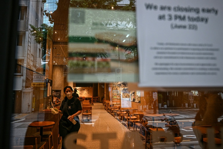 Des employés nettoient un café Starbucks lors d'une fermeture anticipée à Séoul, le 22 juin 2026
