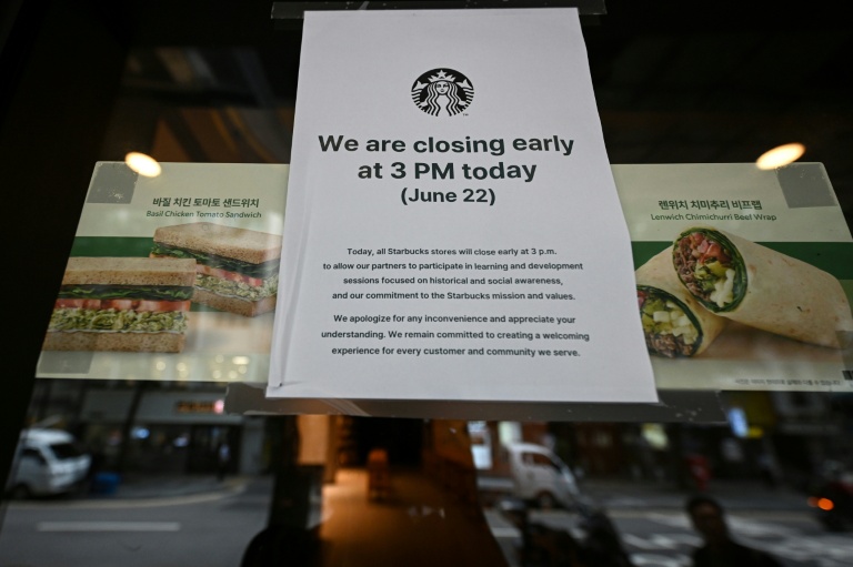 Une affiche annonçant une fermeture anticipée sur la porte d'un café Starbucks à Séoul, en Corée du Sud, le 22 juin 2026
