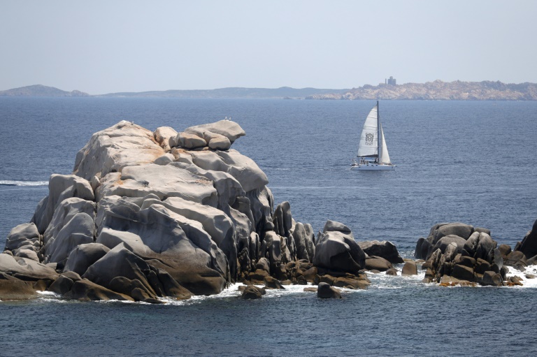 Un voilier dans la réserve naturelle autour de l'île de Lavezzu, dans le détroit de Bonifacio, en Corse, le 16 juin 2023
