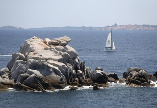 Un voilier dans la réserve naturelle autour de l'île de Lavezzu, dans le détroit de Bonifacio, en Corse, le 16 juin 2023