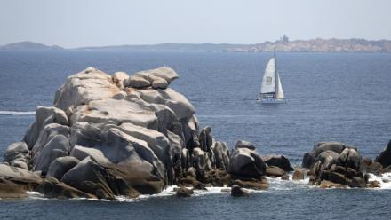 Un voilier dans la réserve naturelle autour de l'île de Lavezzu, dans le détroit de Bonifacio, en Corse, le 16 juin 2023