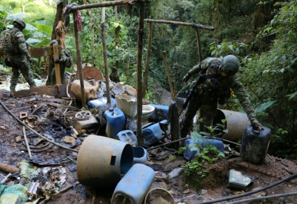 Des membres de l'armée participent à une opération contre l'extraction minière illégale à Buenos Aires, dans la province d'Imbabura, en Equateur, le 27 mai 2026