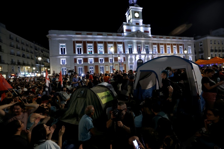 Des manifestants occupent la Puerta del Sol à Madrid pour protester contre les expulsions de logements, le 26 septembre 2026