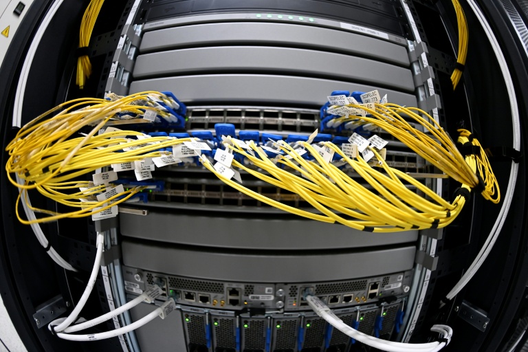 Raccordements en fibre optique dans un centre de données de SFR, à Cesson-sevigné, dans la banlieue de Rennes (Ile-de-France), le 14 décembre 2020.