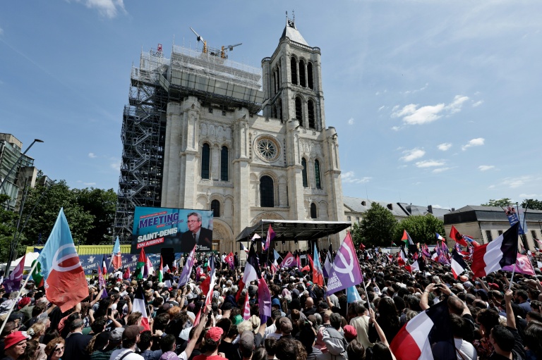 Plusieurs milliers de personnes réunies devant la Basilique de Saint-Denis, près de Paris, pour le meeting de Jean-Luc Mélenchon, candidat LFI à la présidentielle