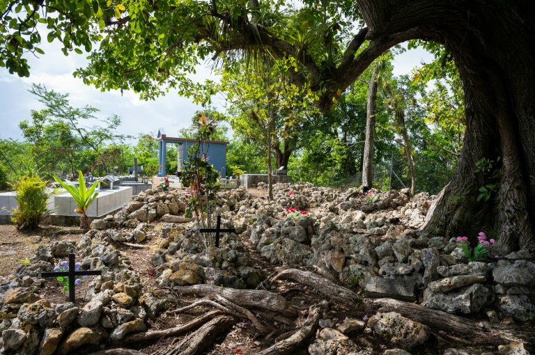 Le cimetière privé de la famille Roussas aux Abymes, en Guadeloupe, le 31 octobre 2025
