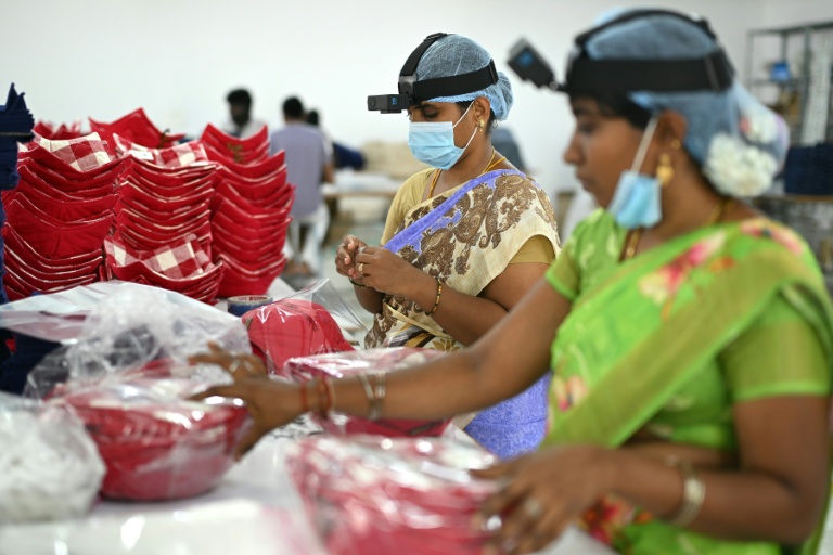 Des employées d'une usine à Karur, en Inde, caméra fixée sur la tête, filment leurs gestes pour entraîner l'IA, le 13 mai 2026 