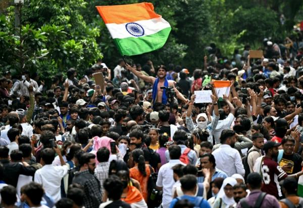 Des partisans du "parti des cafards" célèbrent à New Delhi la démission du ministre indien de l'Education, Dharmendra Pradhan, dont les étudiants exigeaient le départ en raison d'une série de fraudes aux examens universitaires, le 25 juillet 2026