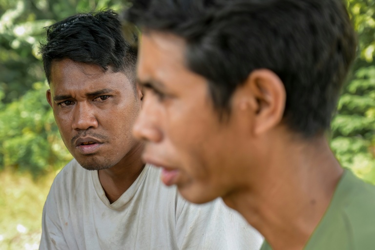 Le noble Umbu Ana Rara (g) et son esclave Kanisius Kanyali Hambarita (d) au village de Tanggedu, sur l'île de Sumba, le 23 juin 2026 en Indonésie