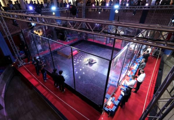 Des étudiants en ingénierie participent à un concours de combat de robots lors de la deuxième édition des Olympiades de la Tech au parc technologique de Pardis en Iran, en périphérie de Téhéran, le 28 octobre 2025