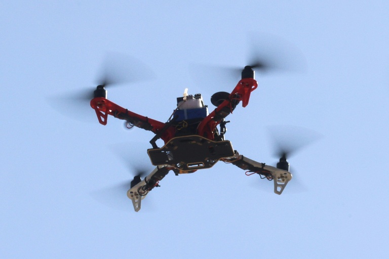 Un drone construit par des étudiants iraniens en ingénierie effectue un vol d'essai lors de la deuxième édition des Olympiades de la Tech au parc technologique de Pardis, en périphérie de Téhéran, le 28 octobre 2025