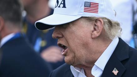 Le président américain Donald Trump assiste au tournoi de golf Irish Open organisé sur son parcours, à Doonbeg, en Irlande, le 13 septembre 2026