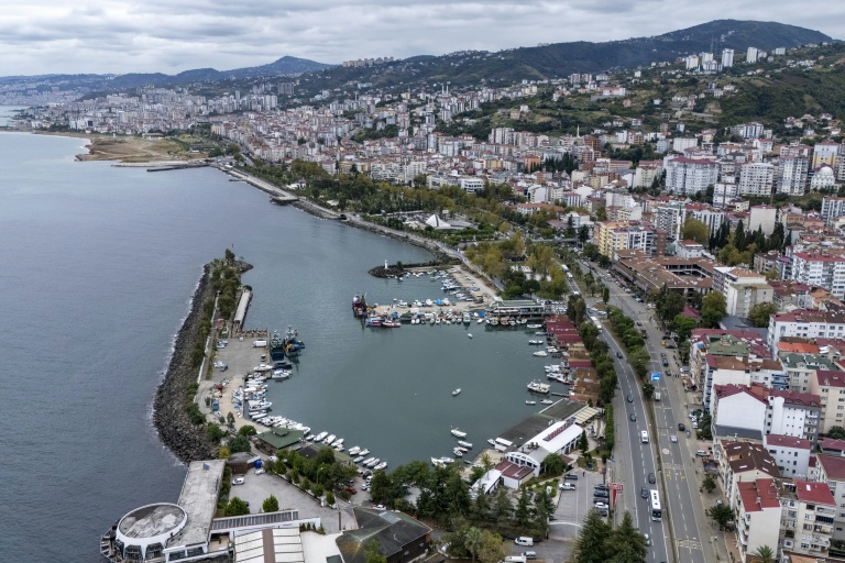 La côte de la mer Noire vue depuis le littoral de Trabzon, le 15 septembre 2026, en Turquie