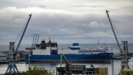Le porte-conteneurs turc endommagé Lider Bordo Mavi, à quai au port de Trabzon après avoir été attaqué près du port russe de Touapsé, le 15 septembre 2026, en Turquie