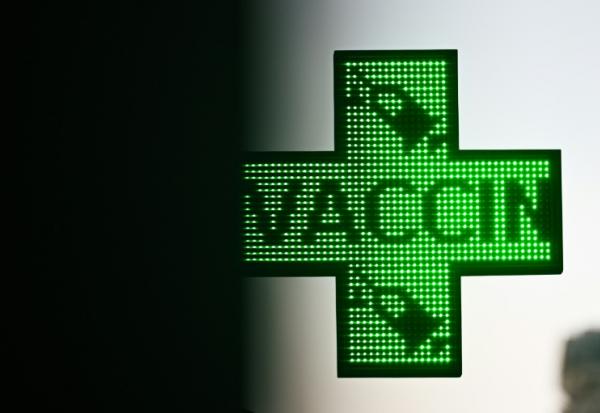 Face à la multiplication des fermetures de pharmacies en milieu rural, professionnels de santé et élus locaux alertent sur le risque de "déserts pharmaceutiques" dans des territoires où les officines représentent souvent l'unique recours médical envisageable