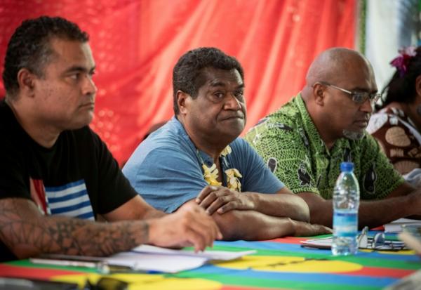 Le président du mouvement indépendantiste calédonien du Front de libération nationale kanak et socialiste (FLNKS) Christian Tein (C) lors d'un congrès extraordinaire à Ponérihouen, sur la côte Est de la Grande Terre, en Nouvelle-Calédonie, le 6 décembre 2025