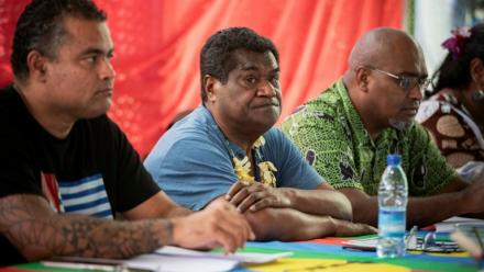 Le président du mouvement indépendantiste calédonien du Front de libération nationale kanak et socialiste (FLNKS) Christian Tein (C) lors d'un congrès extraordinaire à Ponérihouen, sur la côte Est de la Grande Terre, en Nouvelle-Calédonie, le 6 décembre 2025