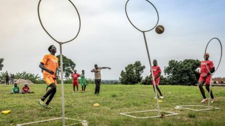 Entraînement de "Quidditch", le sport de Harry Potter, renommé "quadball", à Katwadde, en Ouganda, le 8 janvier 2026