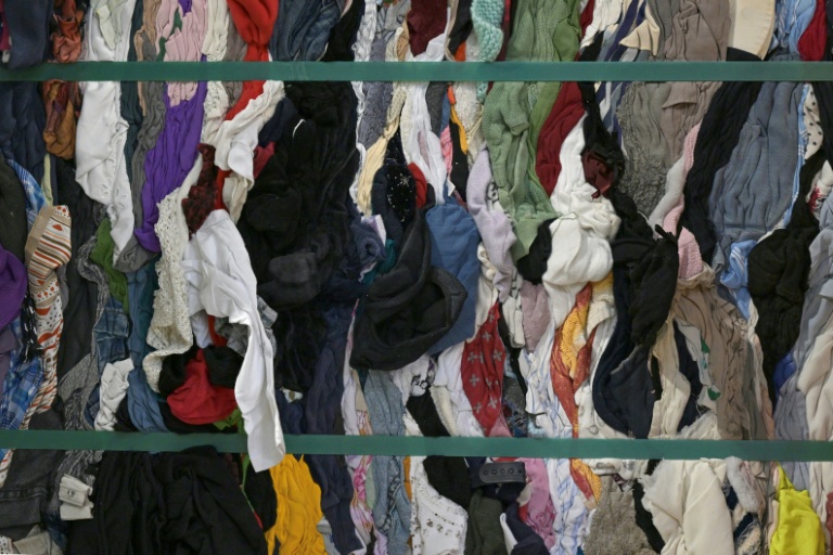 En pleine crise de la filière, une campagne incite à déposer tous les textiles usagés en bornes