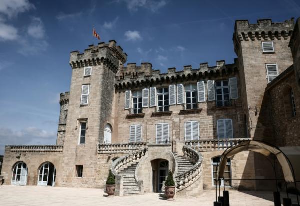 Le château de La Barben, qui abrite le parc à thème "Rocher Mistral", dédié à l'histoire et aux traditions provençales, le 28 avril 2026 à La Barben, dans les Bouches-du-Rhône