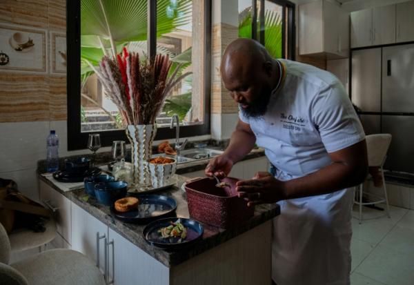 Le chef congolais Archi Dimosi dresse l'une de ses spécialités, le 17 mai 2026 à Kinshasa, en RDC