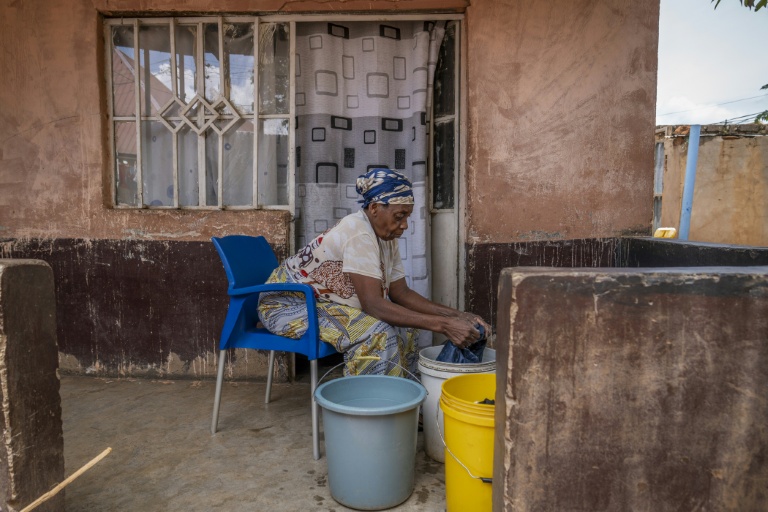 Hortance Kiluba fait sa lessive à la main chez elle à Lubumbashi le 24 novembre 2025