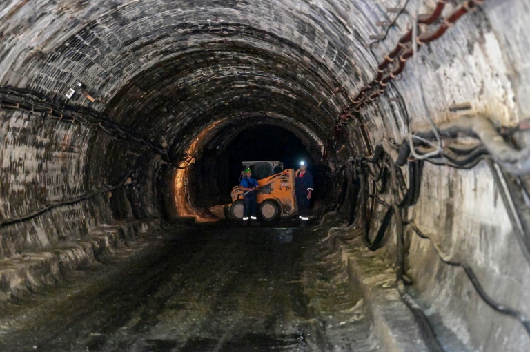 Des employés de la mine de Praïd, en Roumanie, à l'entrée d'un tunnel, le 3 juin 2025