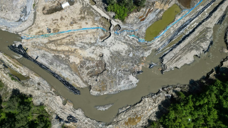 Vue aérienne de la rivière Corund qui a débordé après de fortes intempéries et a inondé la mine historique de sel, le 4 juin 2025 à Praid