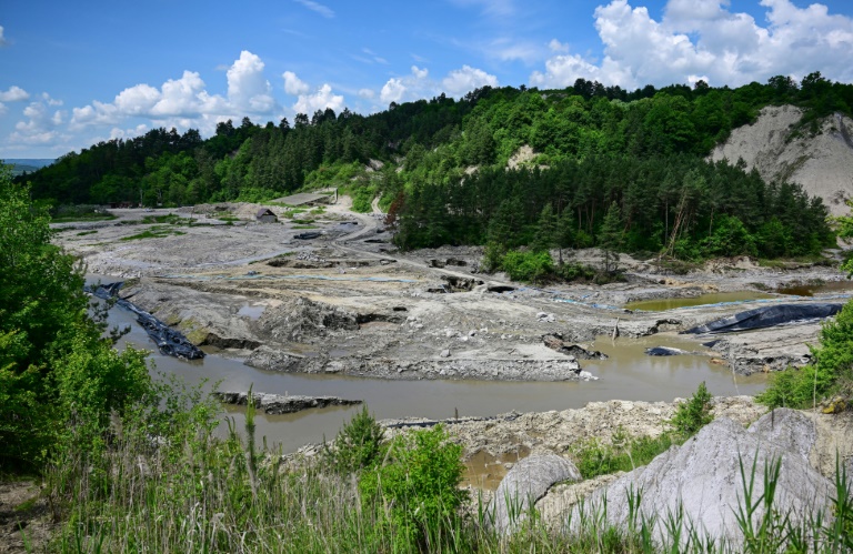 Vue de la rivièe Corund à Praïd, en Roumanie, le 2 juin 2025