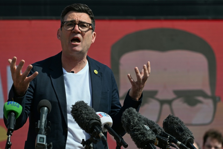 Le maire du Grand Manchester, Andy Burnham, lors du lancement de sa campagne pour l'élection partielle à Ashton-in-Makerfield, à dans le nord-ouest de l'Angleterre, le 22 mai 2026