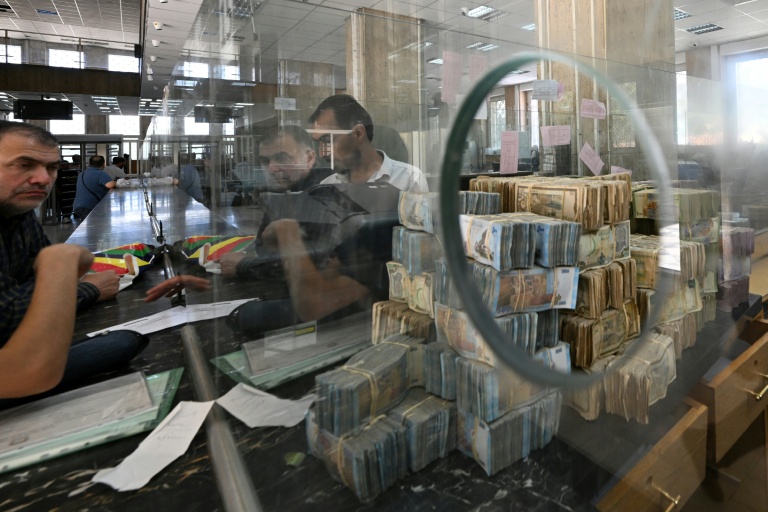 Des billets de livres syriennes empilés à la banque centrale de Damas, le 21 mai 2025
