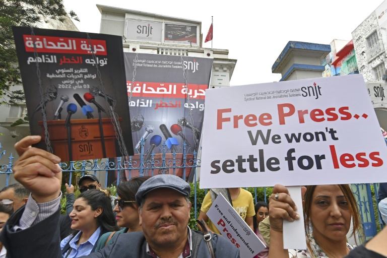 Manifestation exigeant la liberté de la presse devant le Syndicat national des journalistes tunisiens (SNJT) à Tunis, le 5 mai 2022