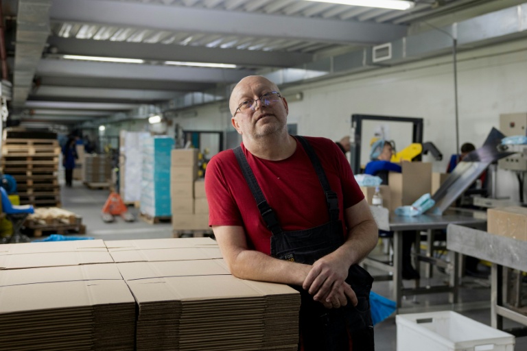 Anatoliï Synkov, dans l'entreprise Biosphere qui l'emploie, à Dnipro le 21 avril 2026, en Ukraine