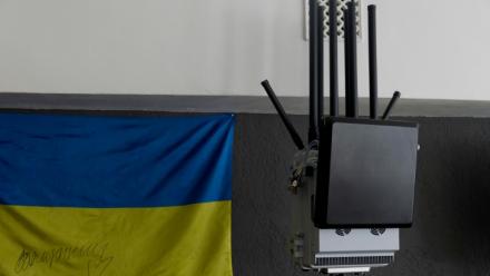 Un brouilleur antidrone à côté d'un drapeau ukrainien, dans une entreprise de fabrication de brouilleurs, à Kiev le 7 mai 2026, en Ukraine