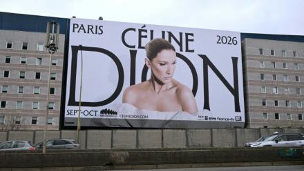 Un panneau publicitaire de la chanteuse canadienne Céline Dion annonçant les dates de ses prochains concerts à Paris, à la Porte de Saint-Ouen, dans le nord de Paris, le 31 mars 2026