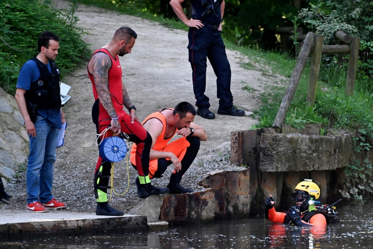 Des plongeurs fouillent la Vilaine à Rennes le 25 mai 2026 après la découverte la veille du corps d'un garçon de 12 ans, une serviette de bain mouillée 
