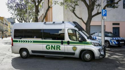 Un véhicule de la gendarmerie portugaise transportant une Française et son compagnon soupçonnés d'avoir abandonné deux enfants, arrivent au tribunal de Setúbal, le 23 mai 2026